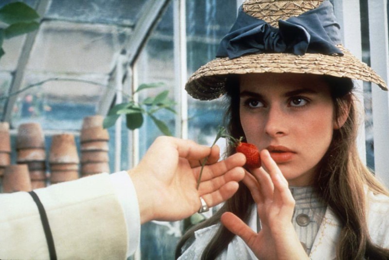 TESS, Nastassia Kinski, 1980, taking a strawberry