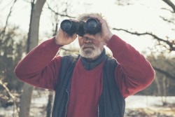 Un bărbat din Japonia patrulează pe stânci ca să împiedice oamenii să se sinucidă