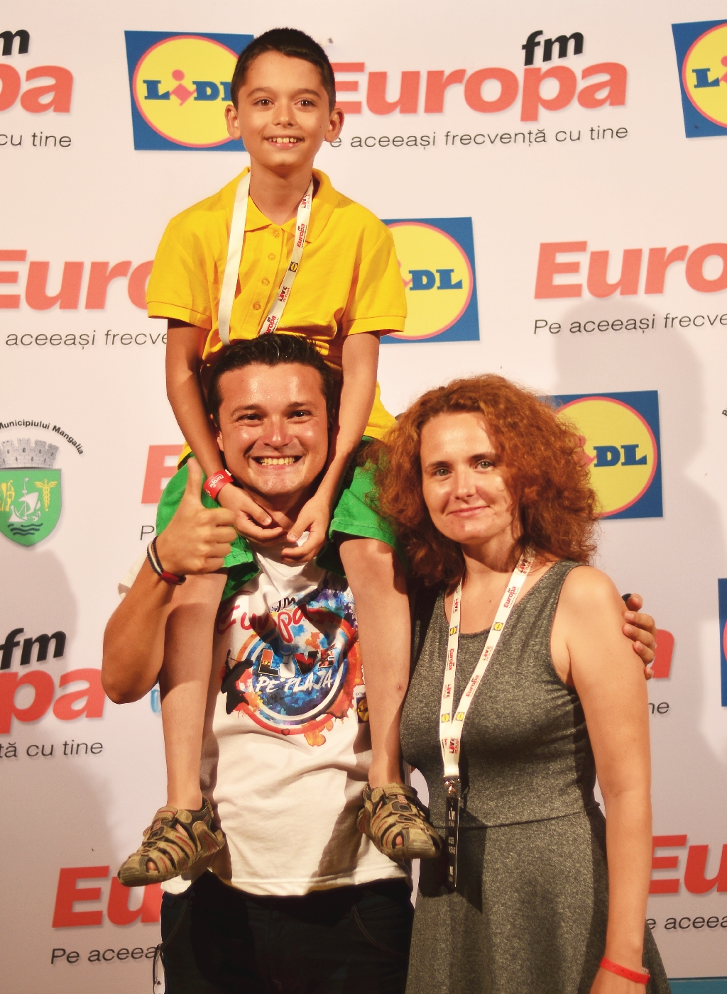 Roxana Dumitrascuta alaturi de Toader Paun in culisele Europa FM Live pe Plaja 2015