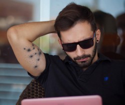 Actorul Tavi Costin în ”All new people”: ”Joc un actor ratat, devenit pompier, cu probleme în dragoste și cu drogurile”