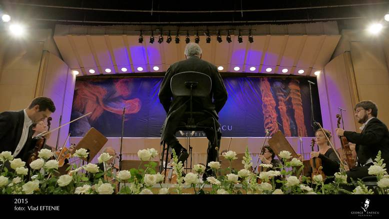 Zubin Mehta dirijand de pe scaun la Festivalul George Enescu 2015