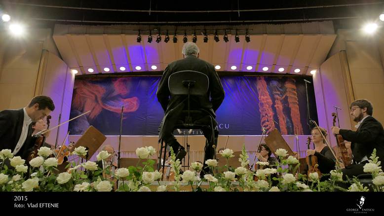 Zubin Mehta dirijand de pe scaun la Festivalul George Enescu 2015