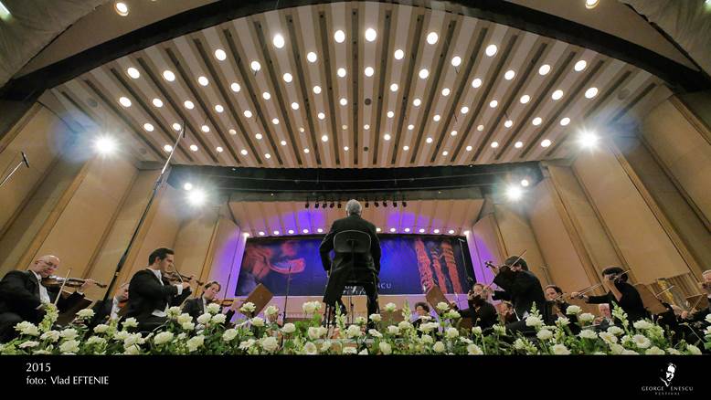 Zubin Mehta dirijand de pe scaun la Festivalul George Enescu - Bucuresti -2015