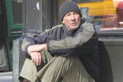 Deghizat în cerşetor pentru o filmare, Richard Gere nu a fost recunoscut pe stradă
