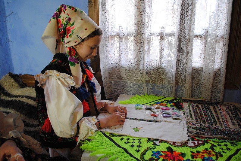 Manufacturarea zgărdanelor (şiruri de mărgele viu colorate) - șezătoarea din satul Poienile Izei, județul Maramureș