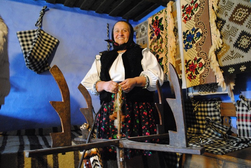 Împletirea baierelor pentru traiste - șezătoarea din satul Poienile Izei, județul Maramureș