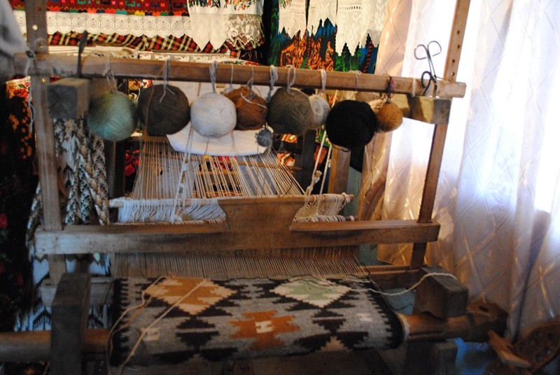 Țesutul covoarelor la război - șezătoarea din satul Botiza, județul Maramureș