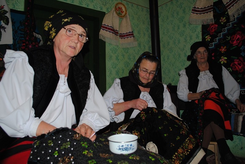 Cusutul pieptarelor - șezătoarea din satul Botiza, județul Maramureș