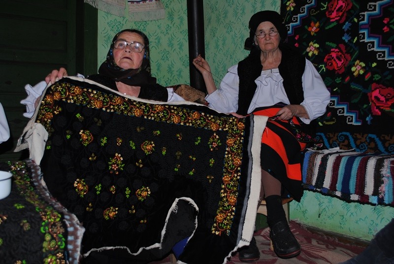 Cusutul pieptarelor - șezătoarea din satul Botiza, județul Maramureș