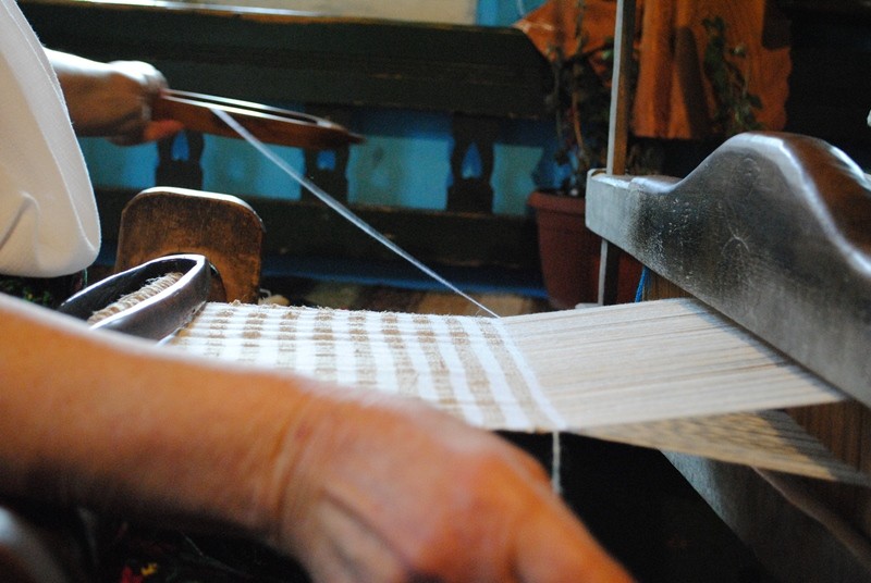 Țesutul la război - șezătoarea din satul Poienile Izei, județul Maramureș