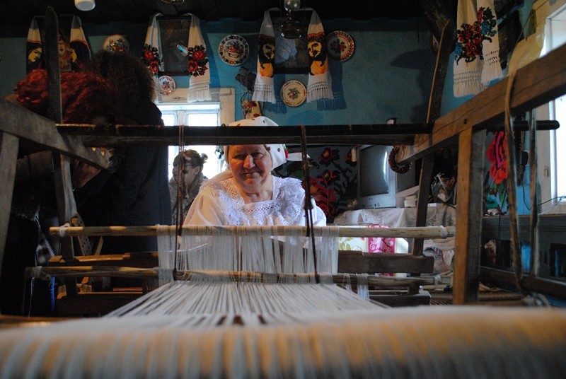 Țesutul la război - șezătoarea din satul Poienile Izei, județul Maramureș