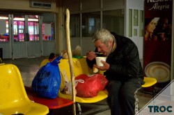 Personalitatea zilei: tinerii din Iași care oferă o masă caldă oamenilor străzii