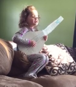 Un clip cu o fetiţă care interpreteză piesa “Hello” face înconjurul lumii – VIDEO