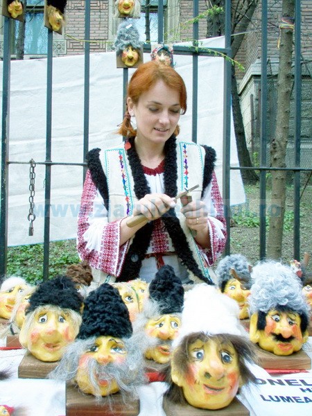 Ionela-Lungu-expozitie-casa-culturii