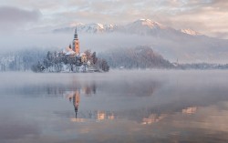 Imagini de poveste, surprinse într-o dimineaţă de iarnă, pe lacul Bled din Slovenia – GALERIE FOTO
