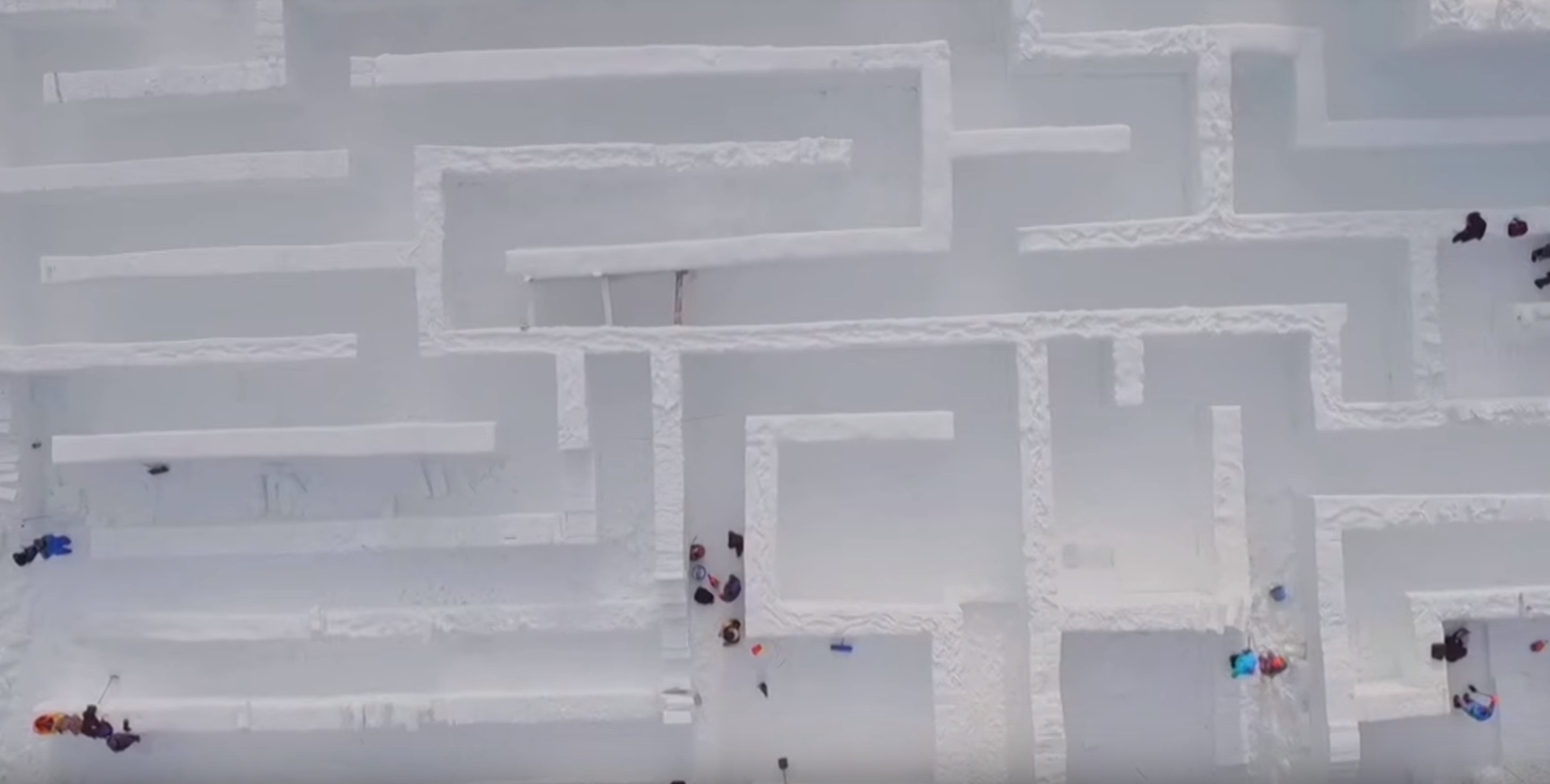 Un labirint gigant de gheaţă a fost construit în Polonia – VIDEO ...