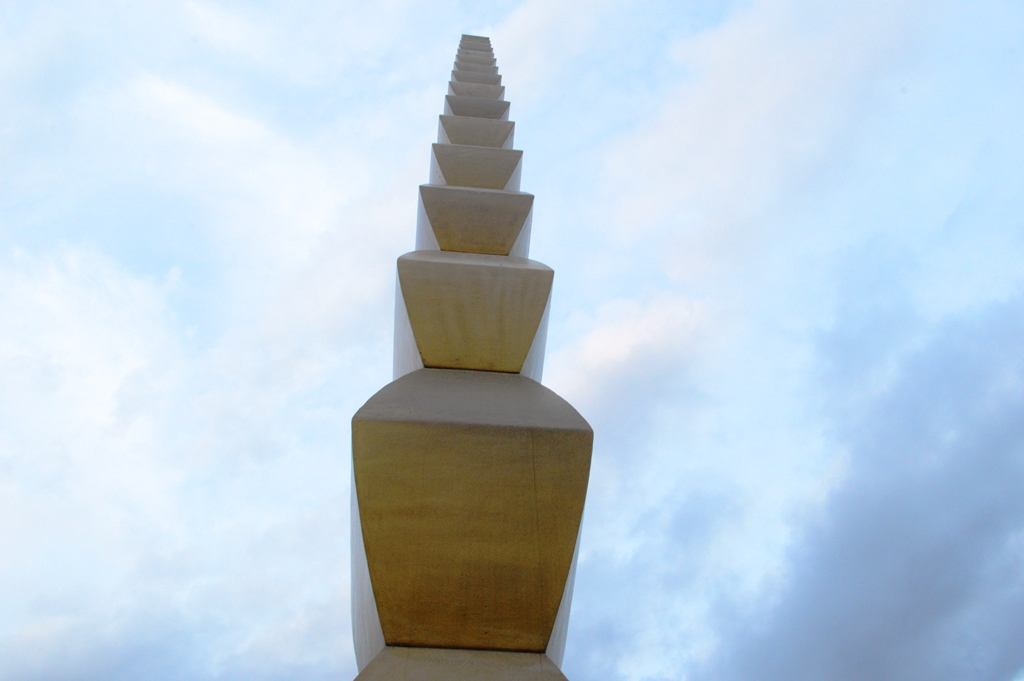 к брынкуши бесконечная колонна. бранкузи врата поцелуя. к брынкуши бесконечная колонна. бесконечная колонна бранкузи. бесконечных колонн.