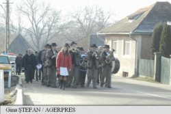 Harghita: Drum inaugurat cu fanfară, palincă şi gogoşi (VIDEO)