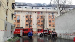 București:  Proprietarii locuințelor din blocul afectat de incendiu așteaptă să fie lăsați să intre în case  – AUDIO