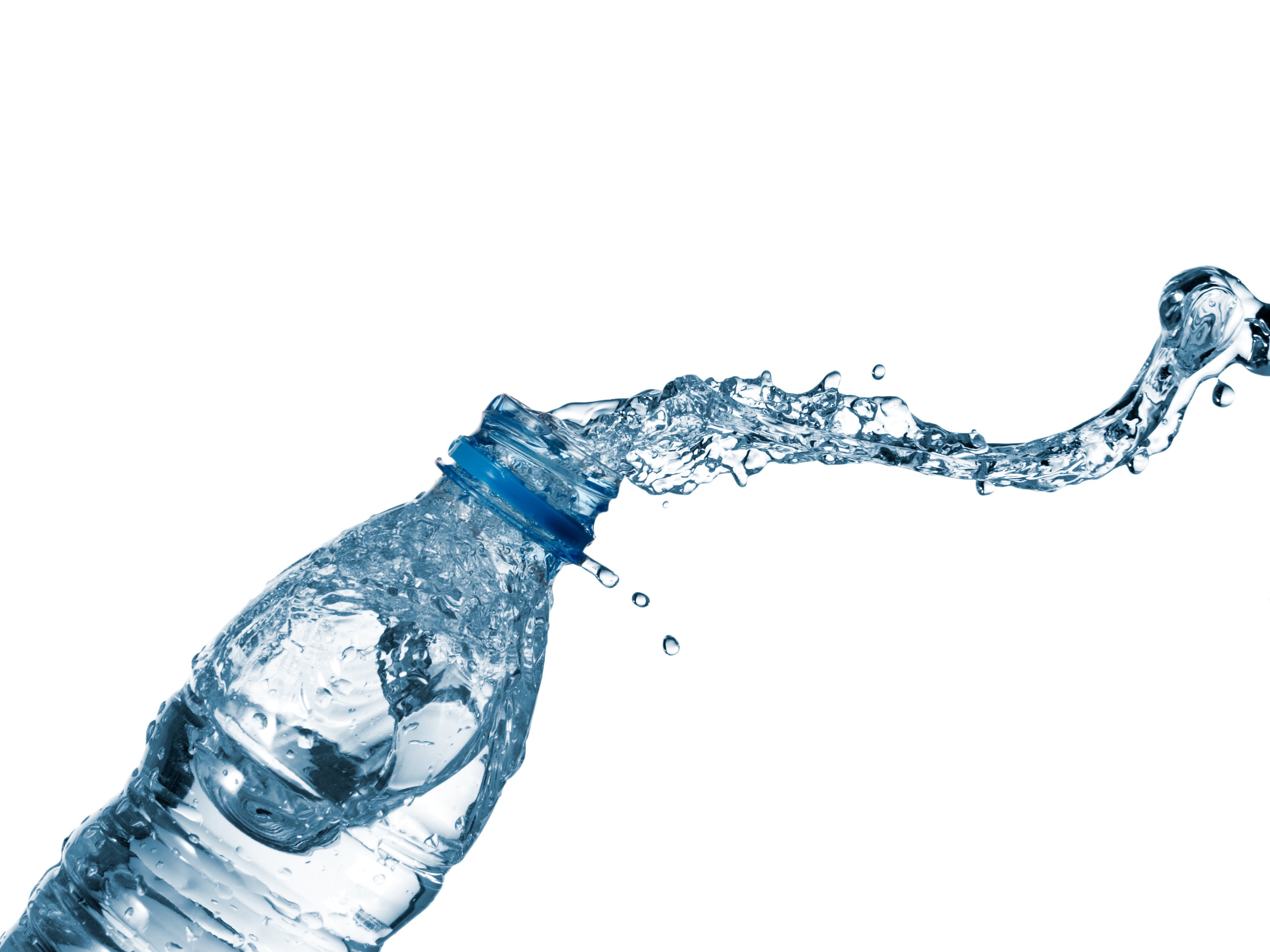 Течет струя воды. Струя воды. Вода льется. Вода из бутылки. Вода льется в стакан.