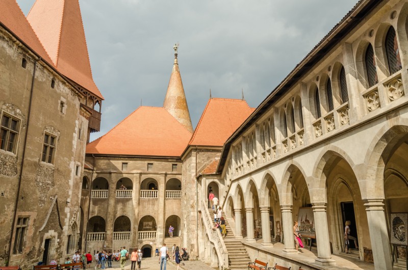 Castelul corvinilor Radu Bercan  Shutterstock