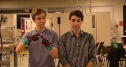 Doi studenţi au inventat mănuşile care traduc limbajul semnelor – GALERIE FOTO