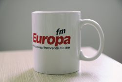 Câștigă două căni speciale Europa FM