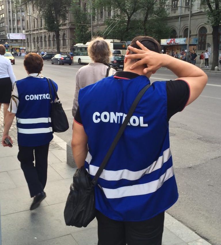 De astăzi, controlorii RATB poartă veste reflectorizante de culoare ...