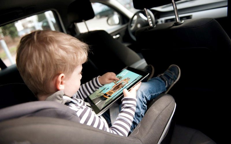 Copil-care-se-joaca-Plimba-Ursrul