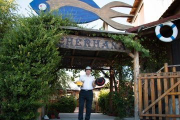 Povestea lui Nea’ Florică, ospatarul care-ţi pune o pălărie pe cap şi un zâmbet pe buze