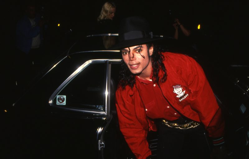 Michael Jackson coborand din masina pentru un eveniment public in 1990_244216060