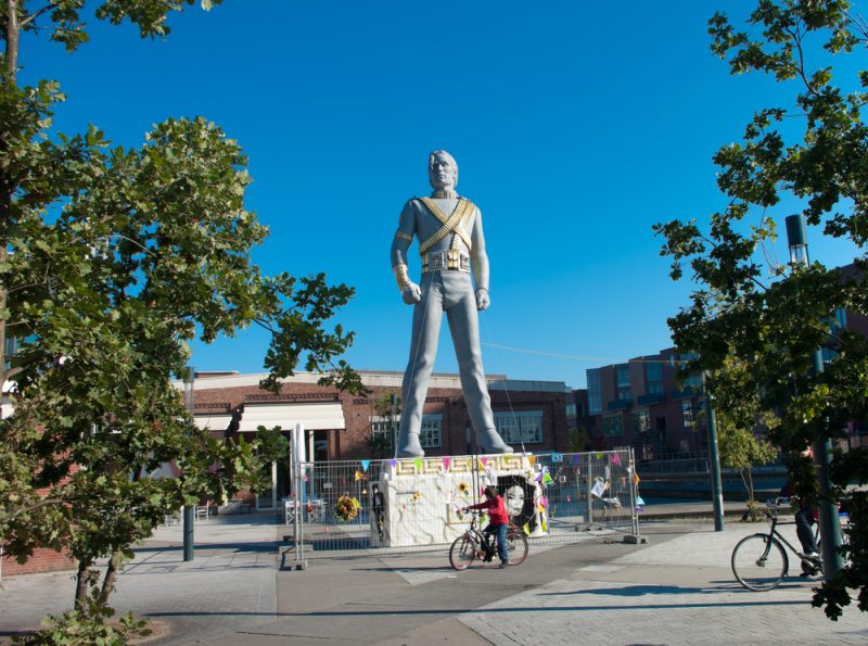 Statuia lui Michael Jackson folosita pentru History-tour din 1995 in timpul unei expozitii publice dupa moartea artistului_65170024