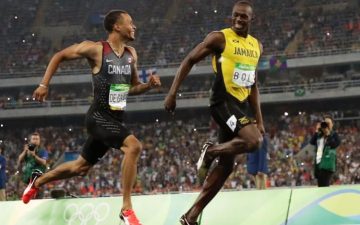 Usain Bolt s-a calificat în finala probei de 200 metri cu cel mai bun timp;  Justin Gatlin a ratat ultimul act