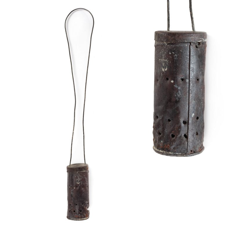 cadelnita-lui-constantin-brancusi-obiect-creat-de-sculptor-si-utilizat-in-atelierul-din-impasse-ronsin