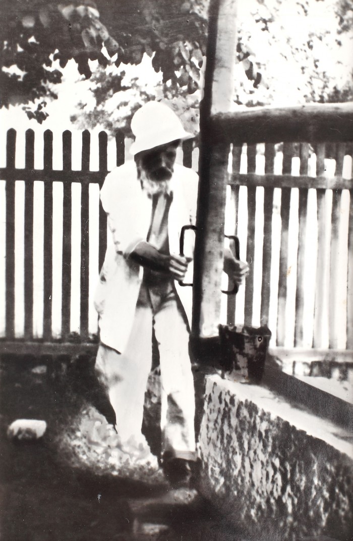 fotografie-inedita-constantin-brancusi-lucrand-la-joagar-pentru-ridicarea-portii-sarutului-surprins-de-micu-marcu-pe-2-iulie-1938