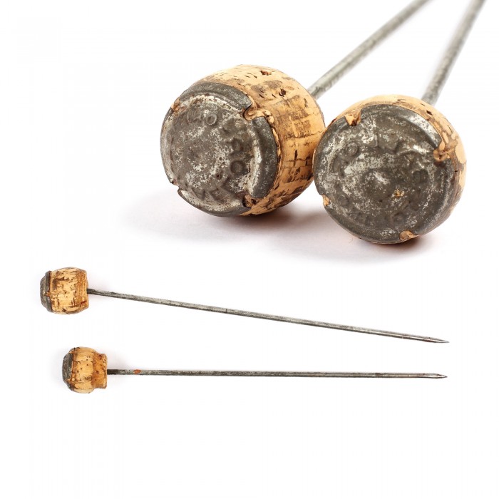 obiect-creat-de-constantin-brancusi-set-de-2-andrele-realizat-cu-dopuri-de-vermut-ballor-torino-pentru-pictorita-natalia-dumitrescu