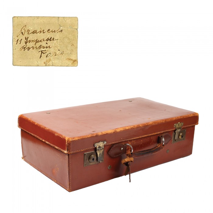 valiza-de-calatorie-cu-husa-de-protectie-si-eticheta-olografa-indicand-adresele-din-bucuresti-si-paris-acompaniata-de-scrisoarea-de-provenienta-a-nepoatei-sculptorului-ioana-brancusi