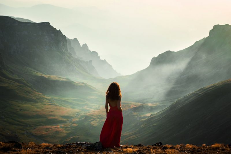 femeia-in-rochie-rosie-2