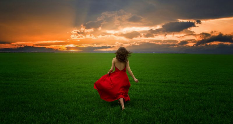 femeia-in-rochie-rosie-5