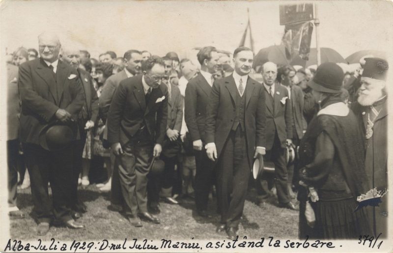 serbarile-unirii-alba-iulia-1929-iuliu-maniu-in-multime-inconjurat-de-colegii-sai-de-partid-si-de-guvern
