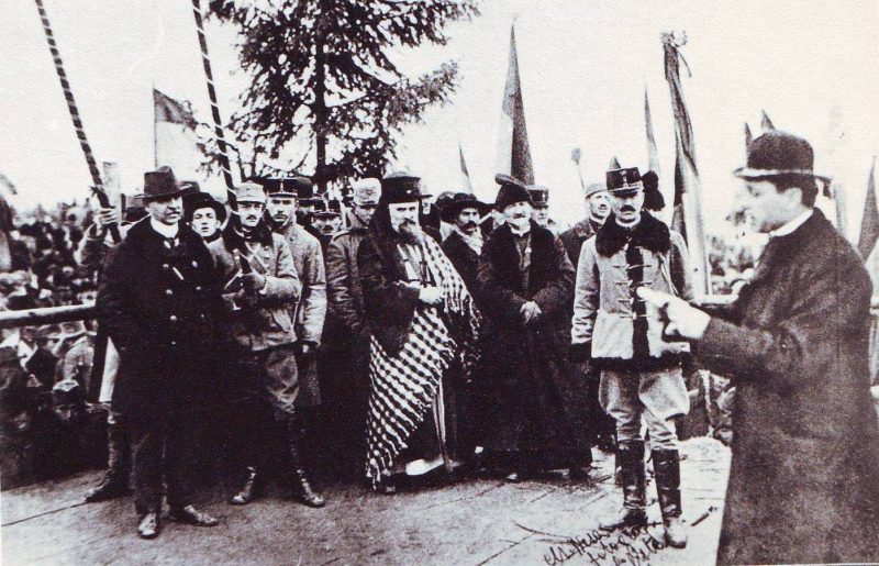 episcopul-iuliu-hossu-citind-rezolutiunea-alba-iulia-1918