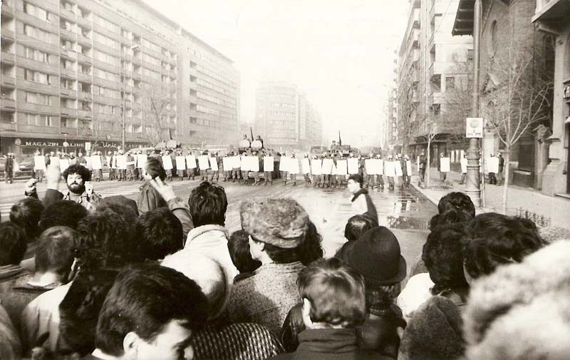 manifestanti-pe-strazi-revolutia-1989