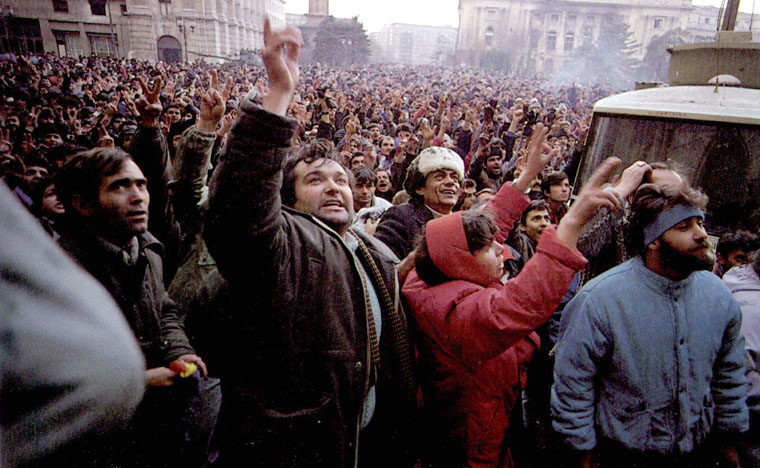 masa-de-demonstranti-la-bucuresti-revolutia-1989
