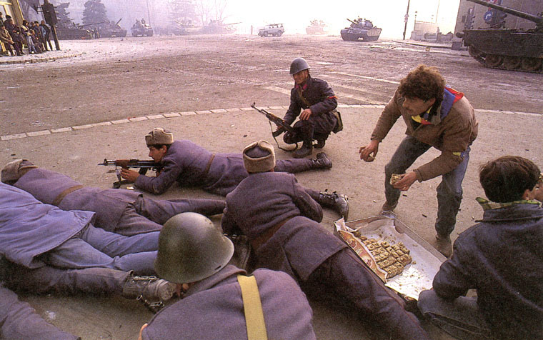 prajituri-pentru-soldatii-care-lupta-impotriva-ceausistilor-revolutia-1989