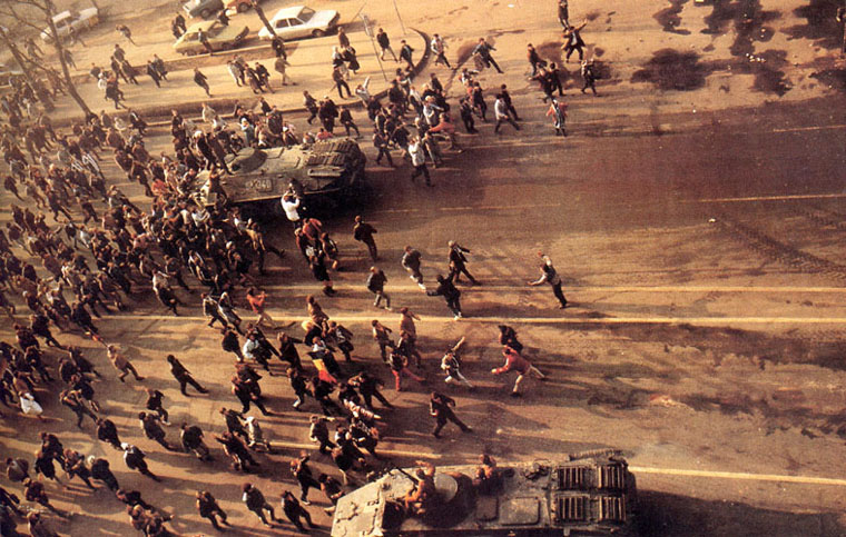 protestatari-si-blinadate-in-capitala-revolutia-1989