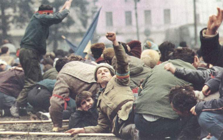 revolutionari-in-piata-palatului-revolutia-1989