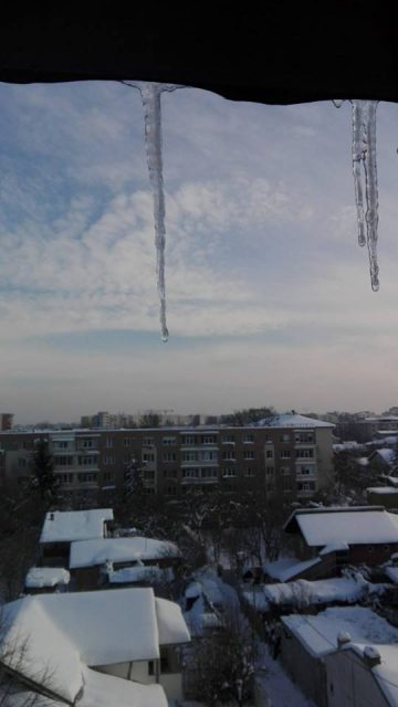 București: Pompierii sunt chemați să curețe clădirile de țurțuri; intervențiile la incendii sunt puse în pericol