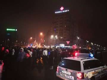București: Protestatarii au rupt cordonul jandarmilor; se îndreaptă spre sediul PSD