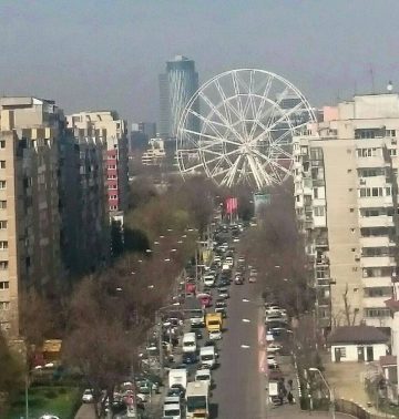 Zeci de persoane blocate în Roata din Parcul de distracţii Tei, Bucureşti