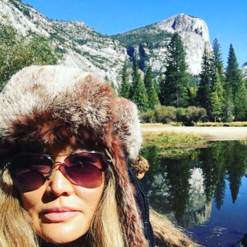 Actrița Tia Carrere împlinește azi 50 de ani